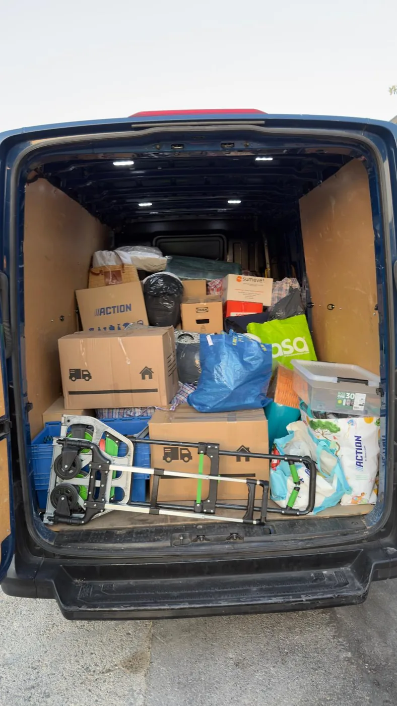 Interior de furgoneta cargada con cajas y objetos para una mudanza