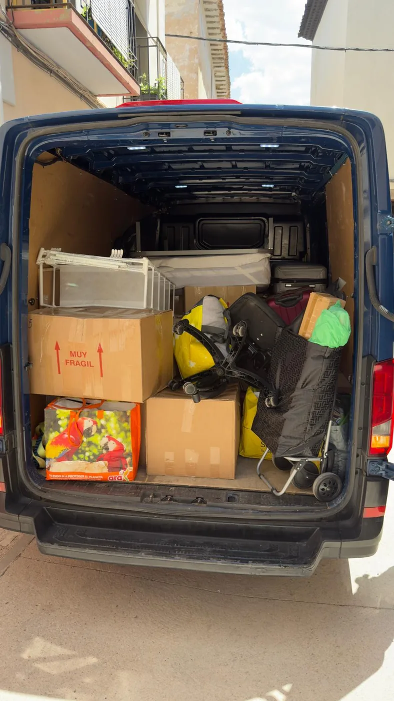 Aprovechamiento del espacio de carga con cajas y enseres