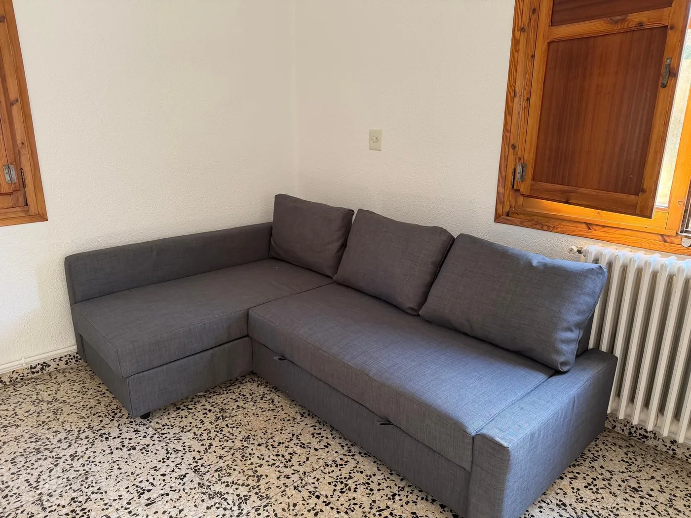 Sofá transportado durante una mudanza