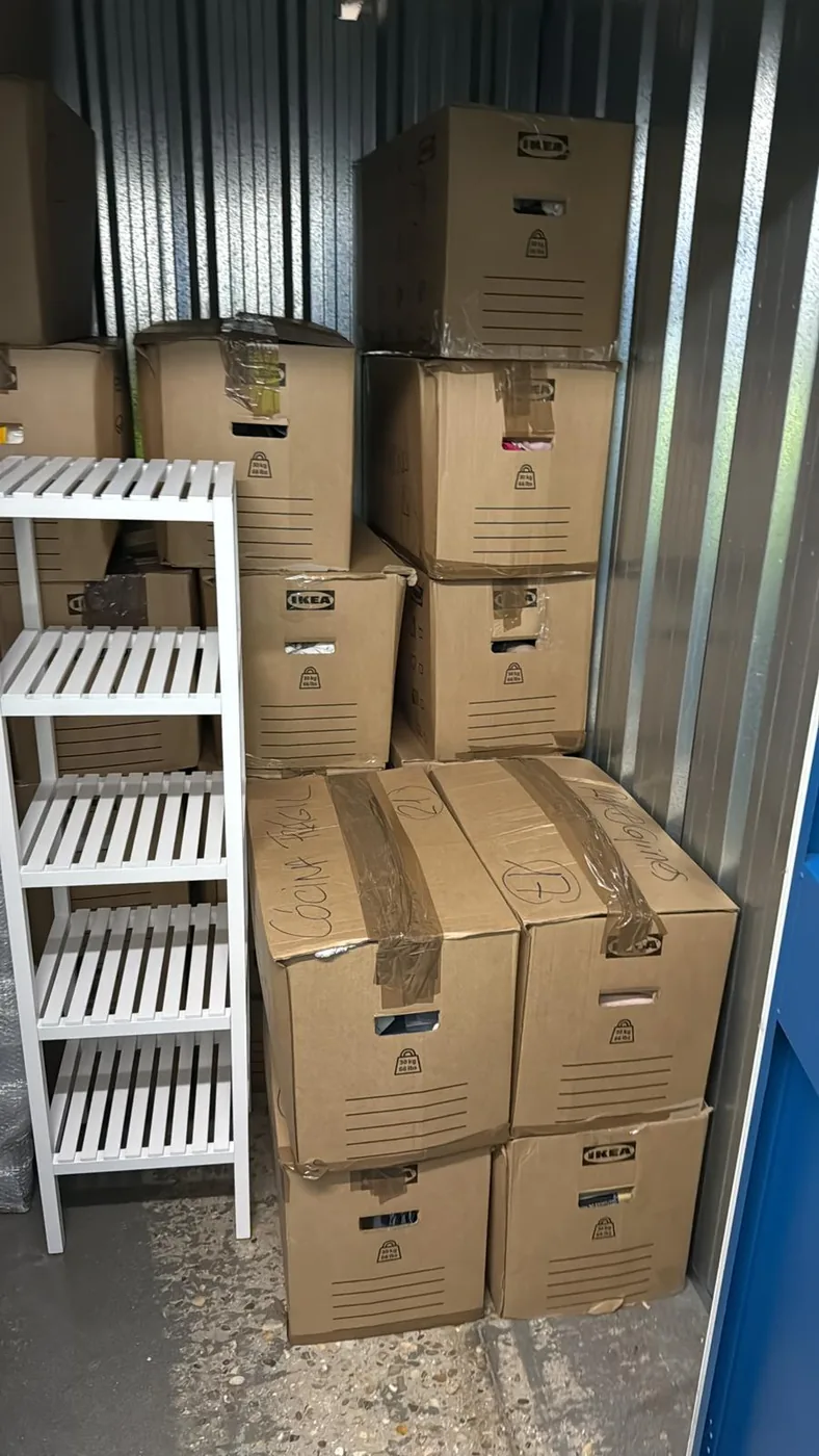 Cajas almacenadas y organizadas para un traslado